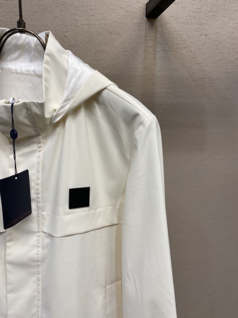 l0vis Vvtt0n outwear